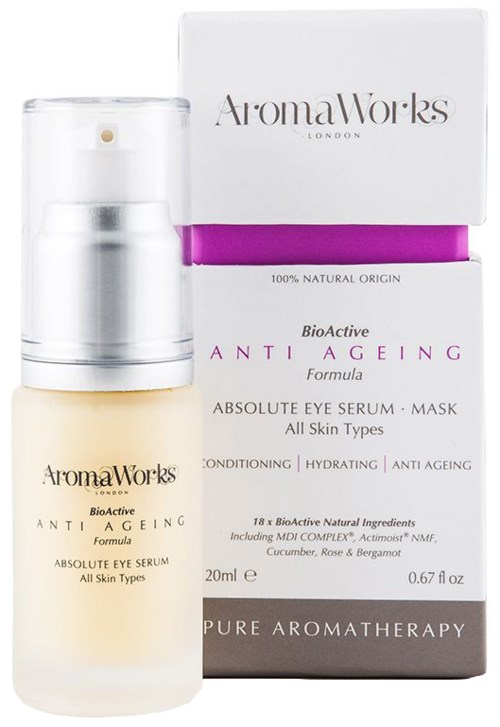 Et skjønnhetsprodukt i en flaske med pumpe, merket som anti-aldrings øyeserum av AromaWorks, London.