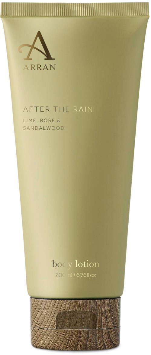 En beige flaske med kroppslotion med trehåndtak, merket "Arran After the Rain" med duft av lime, rose og sandalwood.