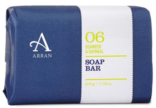 Ett blått och vitt tvålpaket med varumärket Arran, smak av sjögräs och havre, och vikt 200g.