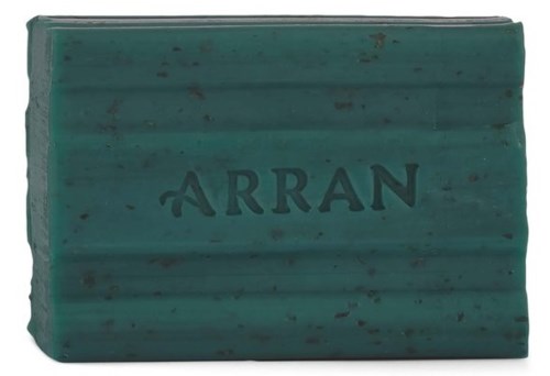 En turkos plånbok med "ARRAN" skrivet på den, visar tecken på användning och har blixtlås upptill.