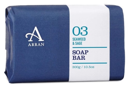 En tvålbar med blå och vit förpackning, märkt med sälskäg och salvia doft, från Arran.