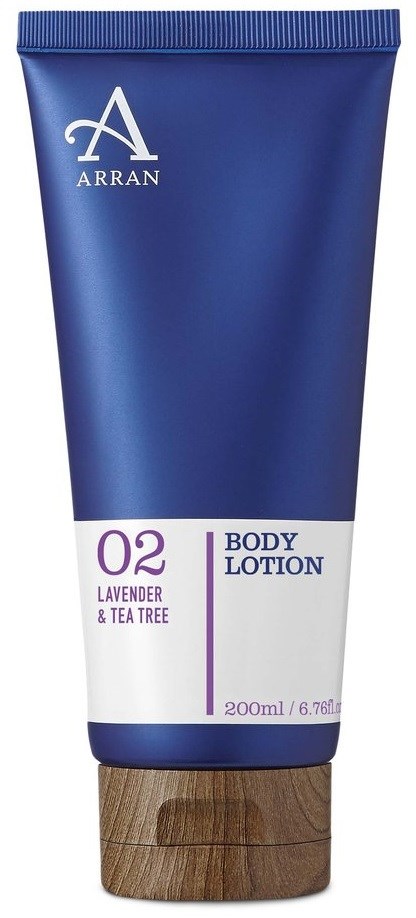 Blå och vit tub med bodylotion med lavendel och te träd från Arran, 200 ml.
