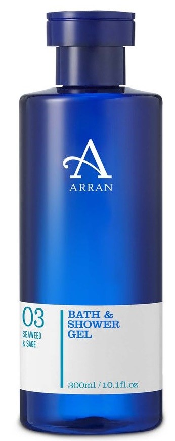 Blå flaska med bad- och duschgell med etikett 'Arran' och doft av tång och salvia.