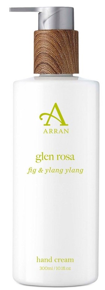 En vit handkrämsflaska med ett trälock, märkt 'Arran Glen Rosa' med doft av fikon och ylang ylang.