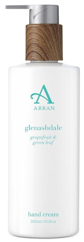 En vit flaska med pump, märkt Arran grapefrukt och grönt blad handkräm, 300 ml. Den har ett trälock.