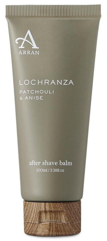 Een grijze tube met houten dop bevat aftershave balsem. Het is voorzien van merknaam en geurdetails.