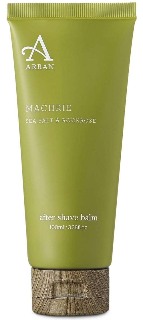 En grønn tube merket Arran Machrie after shave balm med sjøsalt og rosenrot, 100 ml, på tre.
