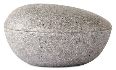 Een gladde, ovale, grijze steen met een natuurlijke, gevlekte oppervlakte en een naad in het midden.