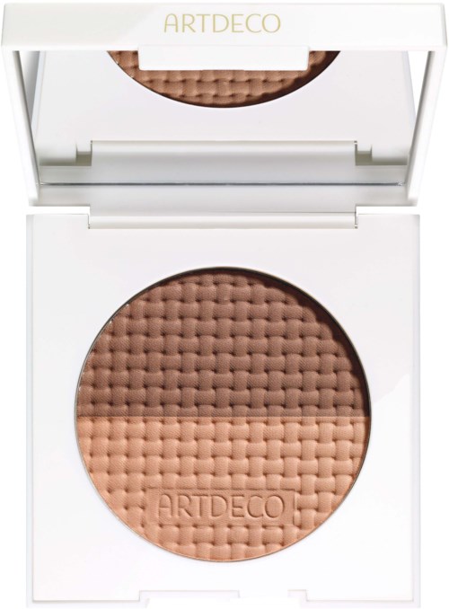 En rund makeup-kompakt med speil og teksturert brunt pudder inni. Merket 'ARTDECO' er på lokket og pudderet.