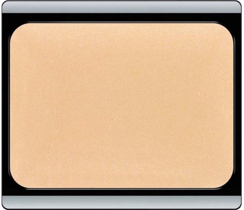 Ett beige sminkpuderkompakt med svart kant. Stängt och rektangulärt i formen.