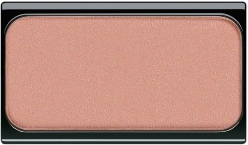 Makeup-compact med ferskenfarvet pudder indeni og sort etui.