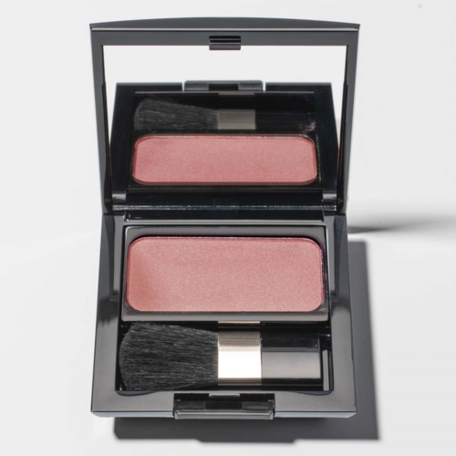 En lille kosmetikæske med pink blush og børste, åbnet for at vise spejl og makeupprodukt.