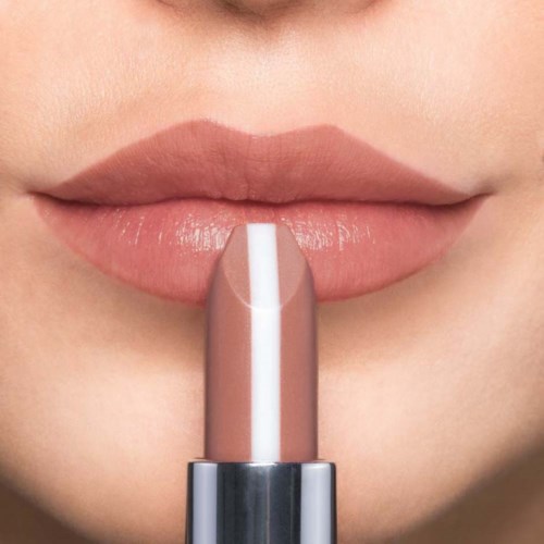 Närbild av läppar med nude-läppstift som appliceras eller förbereds för användning.