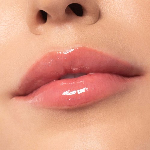 Närbild av läppar med rosa gloss, visar en del av näsan ovanför.