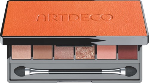 En makeuppalette med syv øjenskyggefarger og en dobbeltsidet applikator. Paletten har et orange låg med 'ARTDECO' skrevet på.