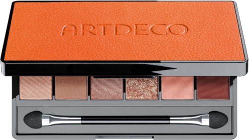 En makeup palette med forskellige øjenskygger og en dobbelt endes påføringsbørste.