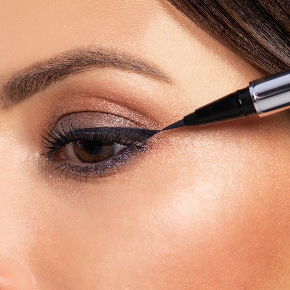 Artdeco Płynny Eyeliner High Precision 01 Black (obrázok 4)