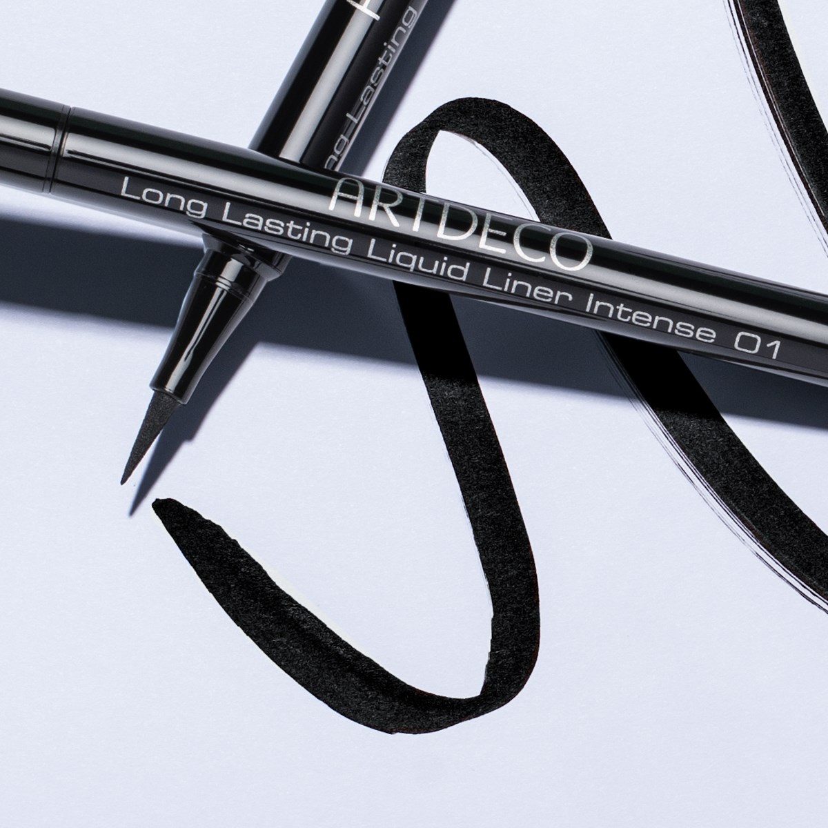 Artdeco Płynny Eyeliner Long Lasting Intense 01 Black (obrázok 3)