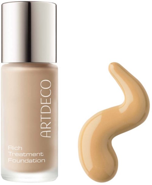 En flaska ARTDECO Rich Treatment Foundation med en beige ton av grund, bredvid den.