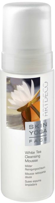 En hvid flaske med en etiket, der viser en lotusblomst, kaldet 'Skin Yoga Face', til rensende skum.