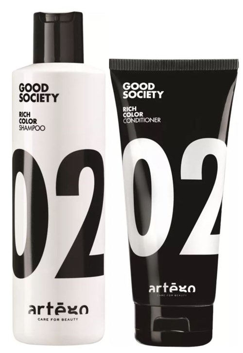 To hårprodukter: en hvid flaske mærket 'Rich Color Shampoo' og en sort tube mærket 'Rich Color Conditioner.'