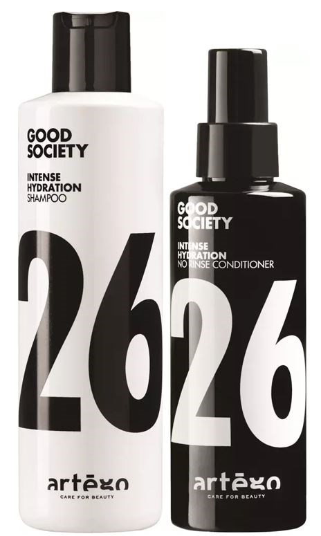 Två flaskor med hårvårdsprodukter från Good Society, en för hydratiserande schampo och en för balsam, båda med stora siffror 26.