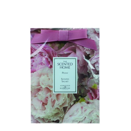 En rosa blomsterdoftande påse med lila rosett och etikett, från The Scented Home. Doft av pion, av Ashleigh Burwood.