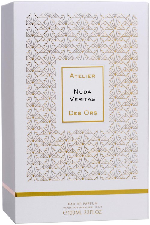 En parfymask med guld- och vita detaljerade mönster och en vit etikett med guldkant, som visar texten 'Atelier Nuda Veritas Des Ors.'