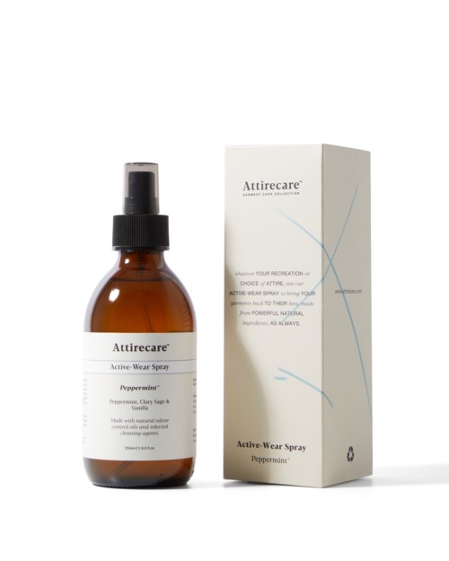 Brun sprayflaske merket 'Attirecare Active-Wear Spray Peppermint' ved siden av en hvit eske med liknende merkevare.