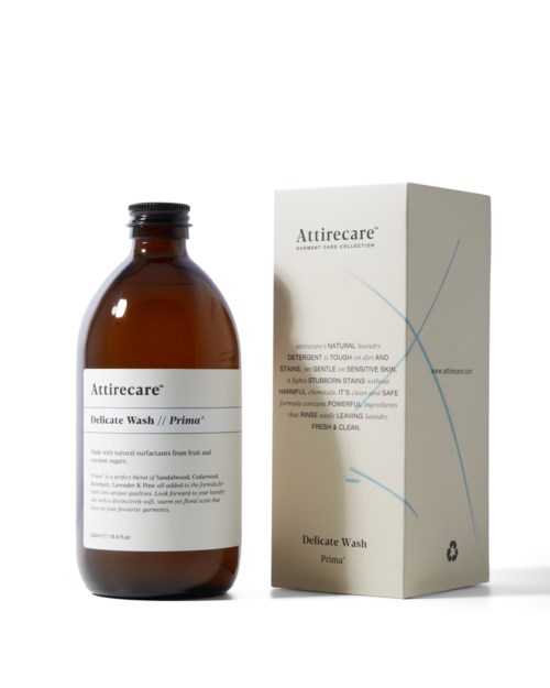 En brun flaske og en eske med Attirecare Delicate Wash Prima for skånsom rengjøring av følsom hud.