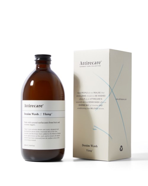 Een bruin flesje met Attirecare Denim Wash en een wit doosje erachter met vergelijkbare branding.