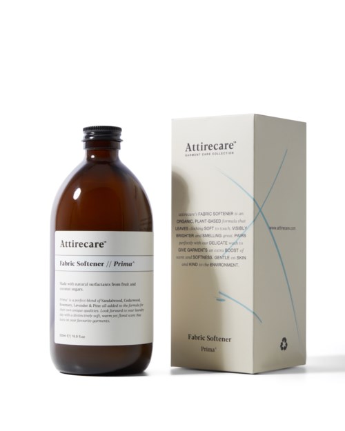 Brun flaske og æske med Attirecare vaskemiddel med hvide etiketter og enkel design.