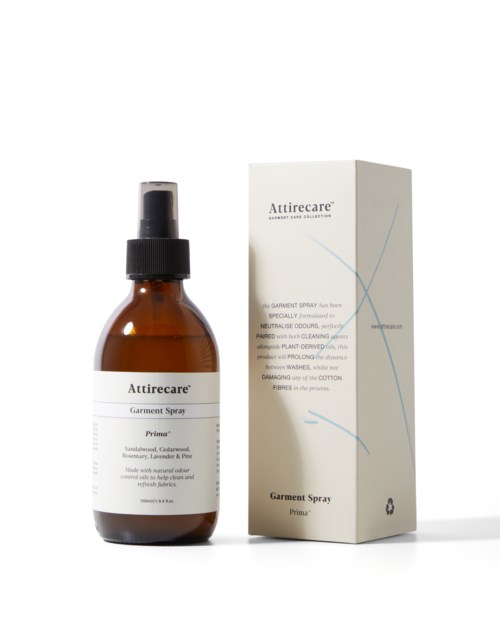 En brun sprayflaske merket 'Attirecare Garment Spray' og en hvit eske ved siden av.