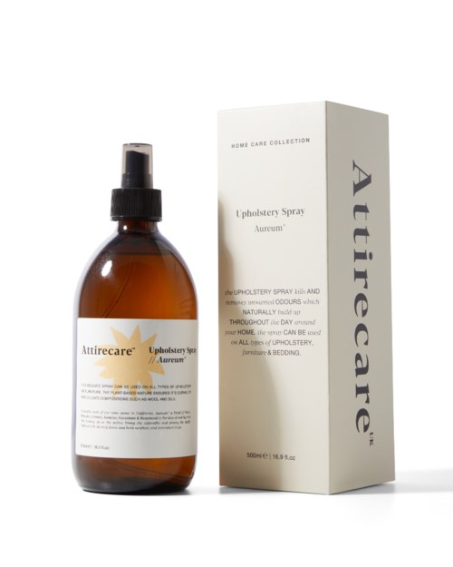 Brun sprayflaske og boks merket 'Atticure' og 'Aureum' for hjemmet. Enkelt design.