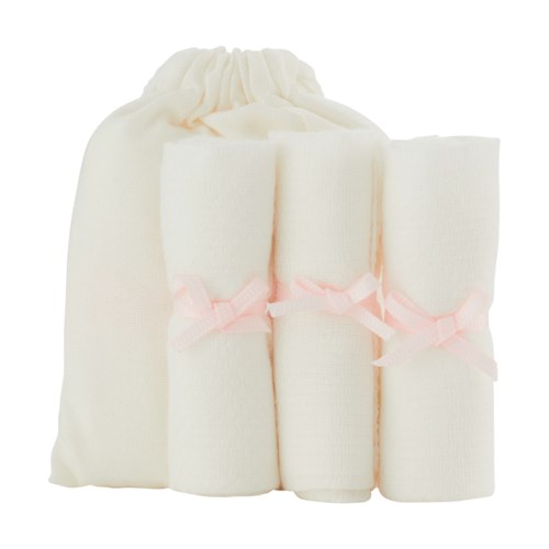 Flere hvite stoffruller bundet med rosa bånd, med en stoffpose bak.