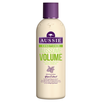 En hvit flaske med lilla lokk, grønn og lilla label, og en sommerfugl. Det er Aussie balsam for volum.