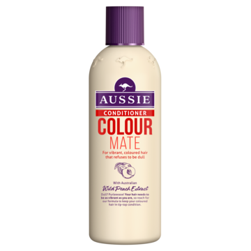 En hvit flaske med lilla lokk, merket 'Aussie Conditioner Colour Mate' for farget hår, med ferskenekstrakt.