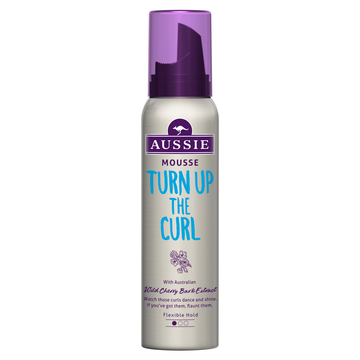 En sølv og lilla sprayflaske med tekst for et hårcurlprodukt, merket AACIE, kalt Turn Up the Curl.