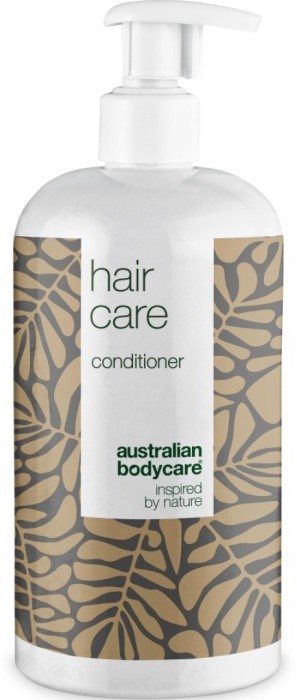 En gennemsigtig plastflaske med pumpe, mærket 'hair care conditioner' fra Australian Bodycare, dekoreret med bladmønster.