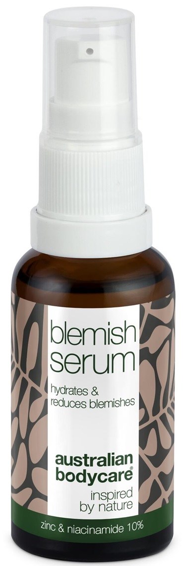 En liten brun flaska med en vit spraypump, märkt Blemish Serum, avsedd för hudvård.