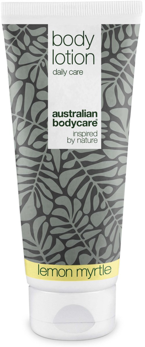 En tub med kroppslotion märkt 'Australian Bodycare' med doft av citronmyrte, med ett grått lövigt mönster.