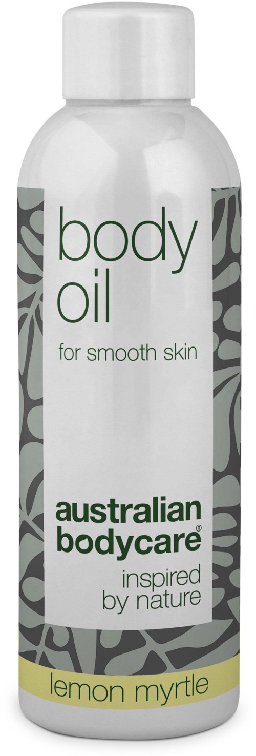 Vit flaska med grönt och svart text, märkt 'body oil' och 'lemon myrtle,' används för hudvård.