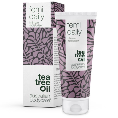 Eine Schachtel und Tube Femi Daily Intimfeuchtigkeitscreme mit Teebaumöl von Australian Bodycare mit lila und schwarzem Blattdesign.