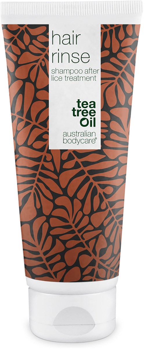 Hårsköljschampo med brun lövdesign, text om te-träolja och australiensisk kroppsvård.