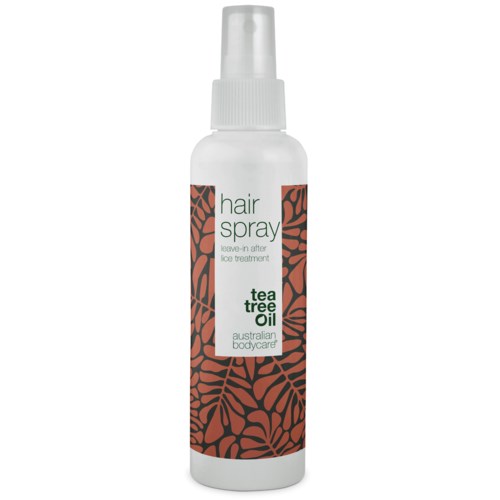 En vit sprayflaska med en etikett som säger 'hairspray' och 'te-trädolja' för hårvård.
