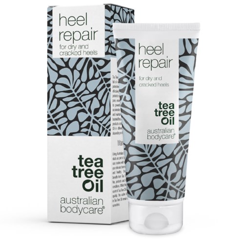Den viser en tube og eske med helreparasjonskrem med tea tree olje for tørre, sprukne hæler. Designen er svart og hvit.
