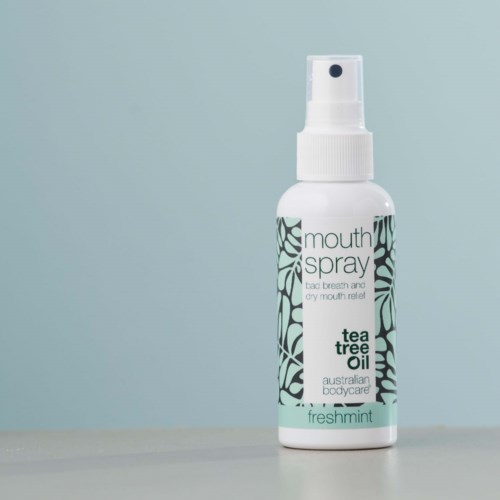 Pieni valkoinen suihkepullo merkitty 'mouth spray' teepuuöljyllä ja piparmintulla, käytetään hengityksen raikastamiseen.