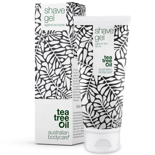 Een zwart-wit patroon tube en doos voor scheergel met groene tekst, promoot tea tree olie tegen rode vlekken.