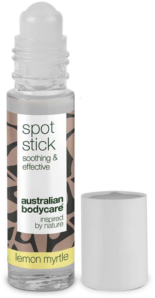 En klar rullende flaske merket 'Spot Stick' med hvit lokk ved siden av, inneholder et beroligende hudprodukt med sitronmyrte duft.