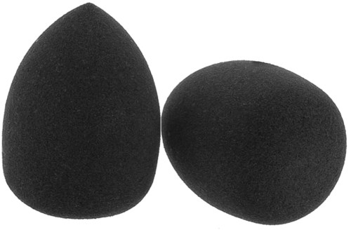Zwei schwarze Schaumstoff-Mikrofonabdeckungen in verschiedenen Formen. Eine ist höher und kegelförmig. Die andere ist rund und kürzer.